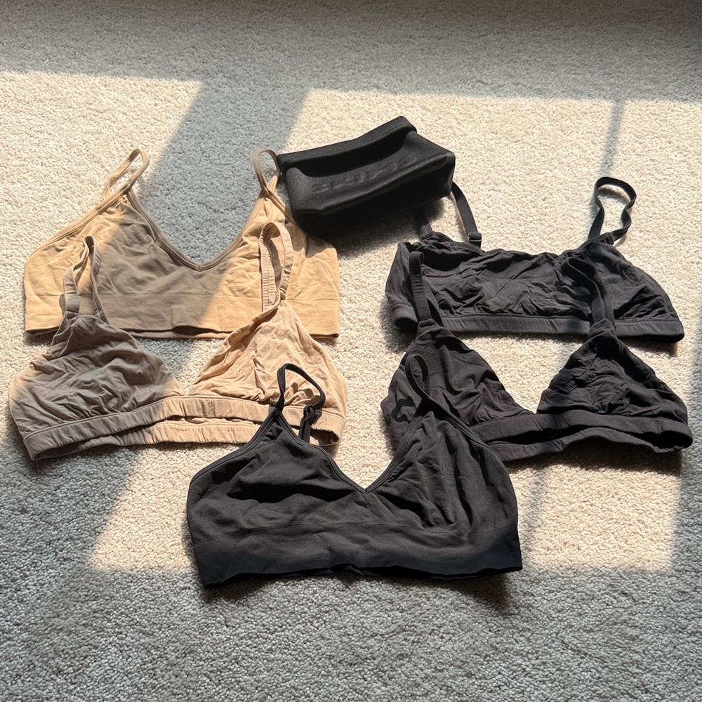 5 SKIMS bra bralettes with pouch. Medium  Black and Tan Set